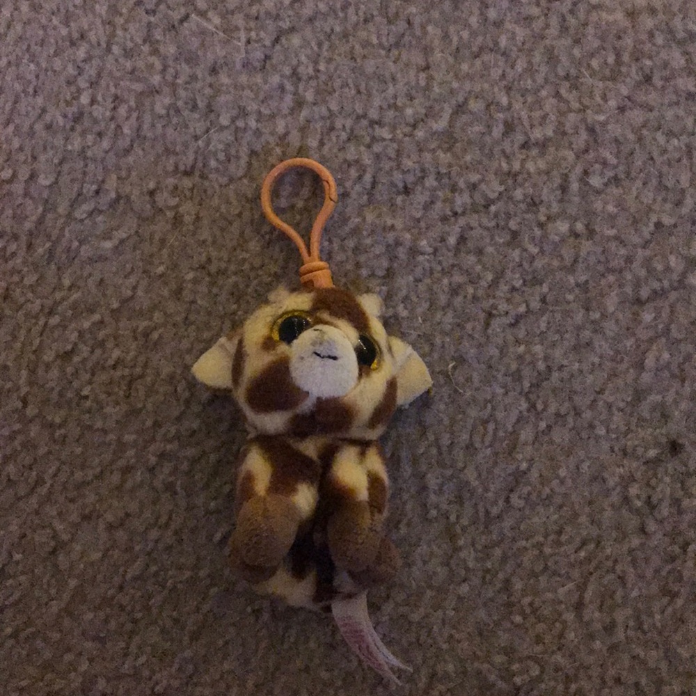 super cute ty giraffe keychain!!